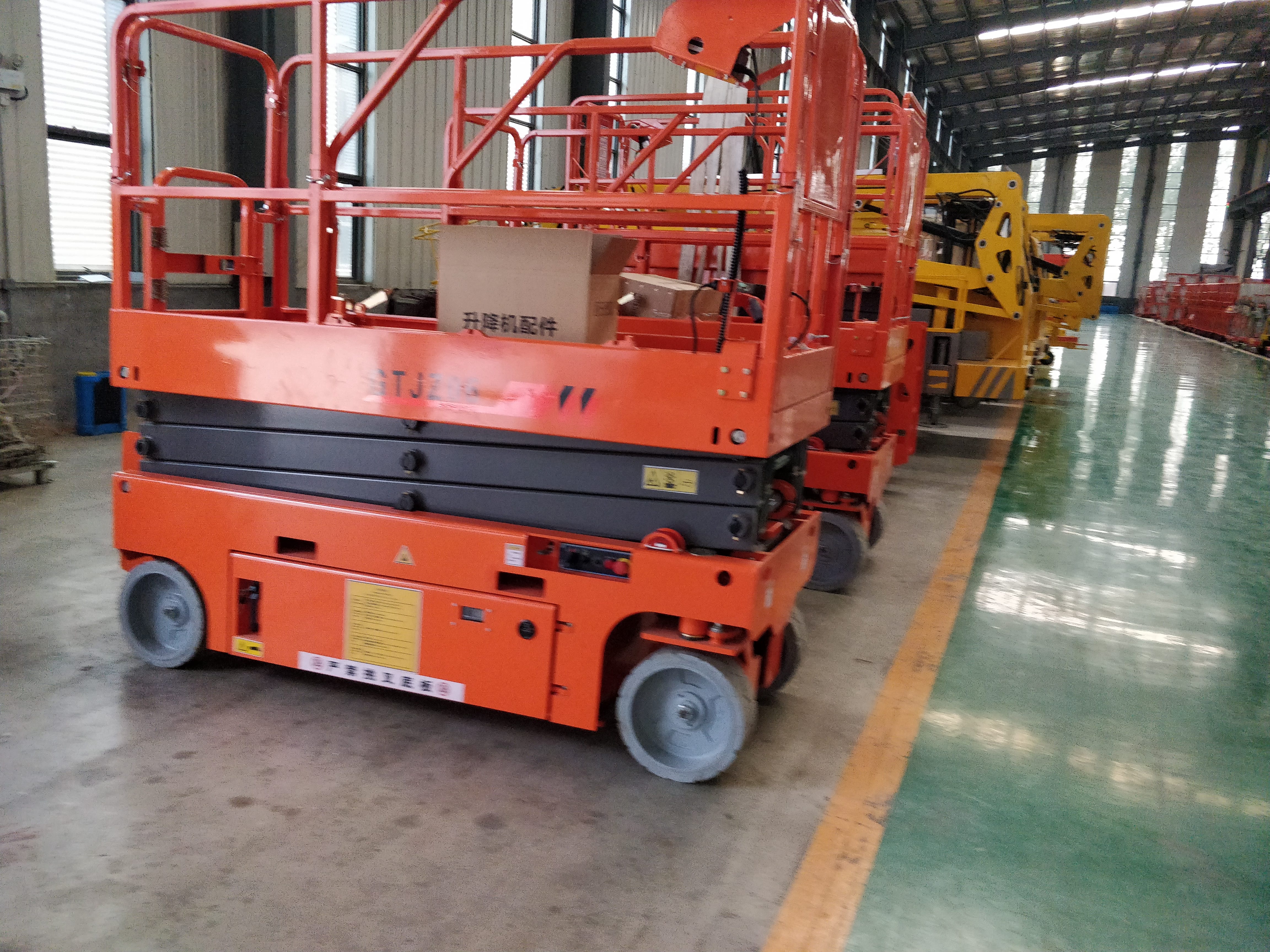 self-propelled scissor lift 1