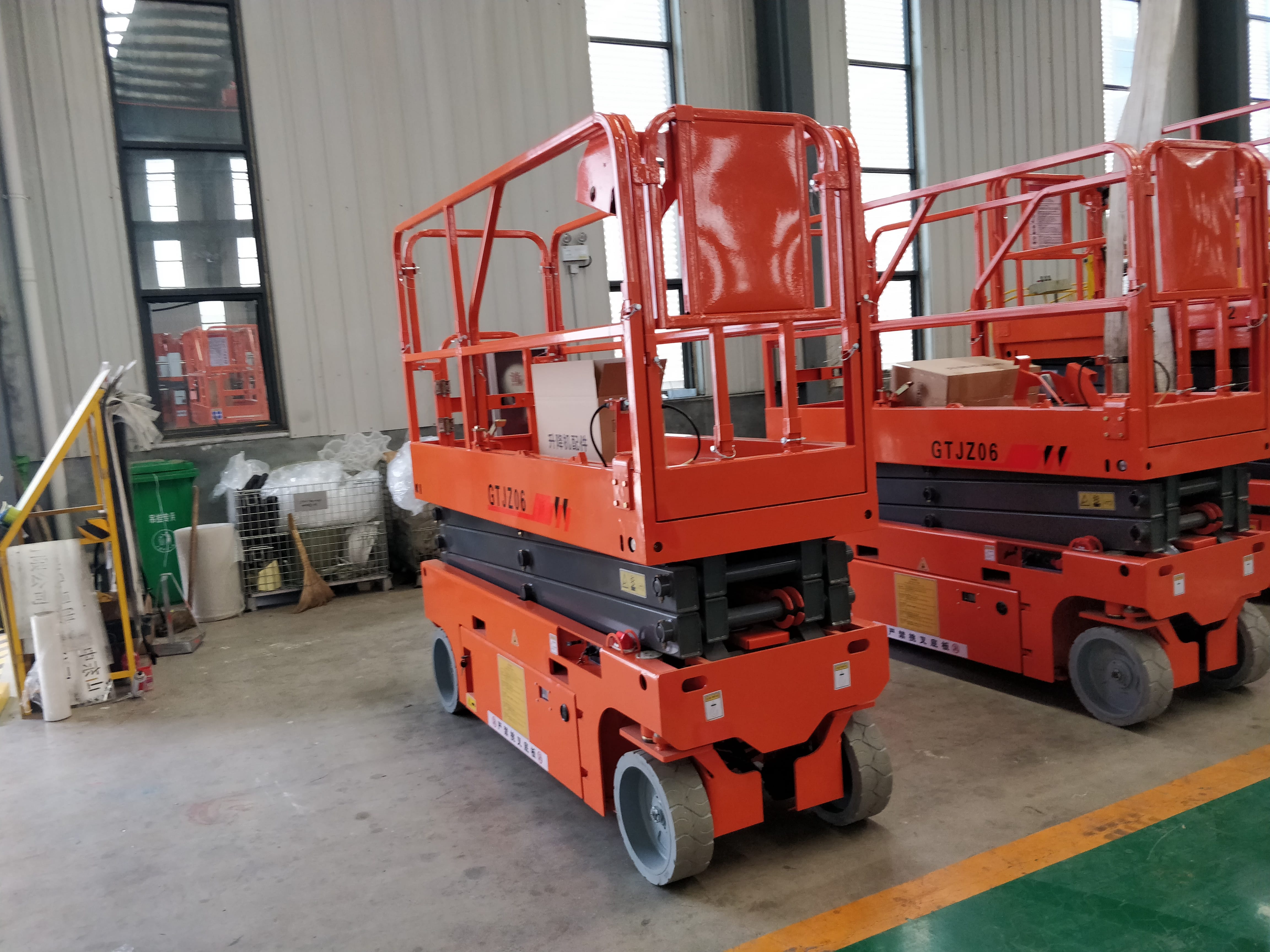 self-propelled scissor lift 2