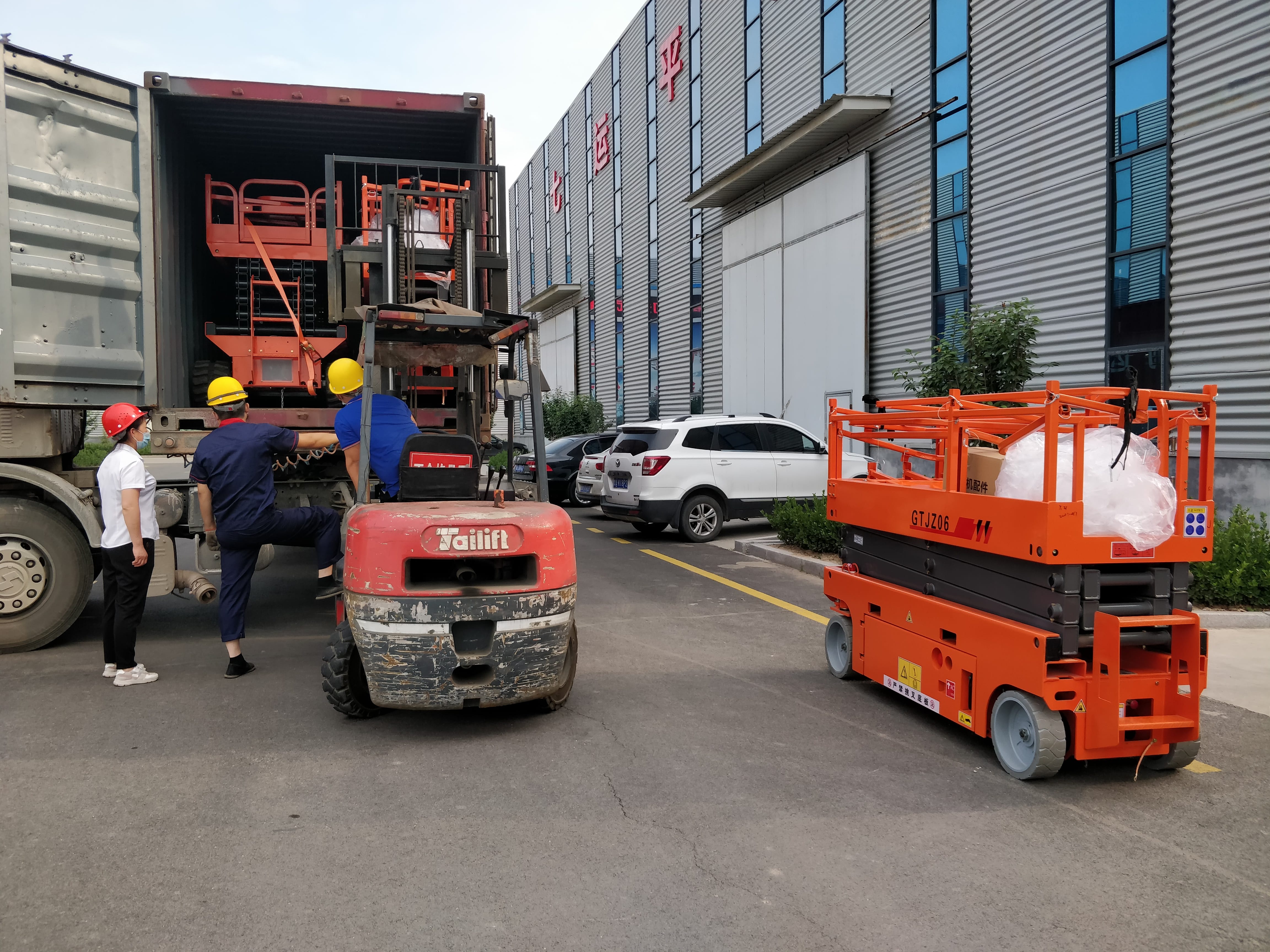 self-propelled scissor lift 3